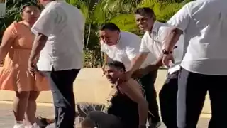 El conductor fue sometido por varios taxistas cuando daba servicio en Cancún