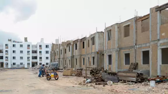 Actualmente le apuestan a la vivienda de interés medio o residencial y se construyen 200 unidades, cuando en años anteriores se llegó a consolidar más de mil al mes. Actualmente le apuestan a la vivienda de interés medio o residencial y se construyen 200 unidades, cuando en años anteriores se llegó a consolidar más de mil al mes.