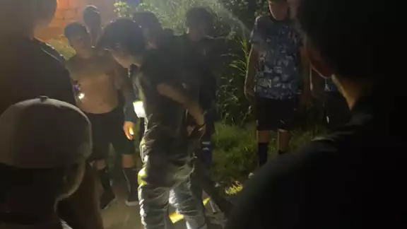 Vecinos de la Región 227 enfrentaron a dos delincuentes, quienes en una motocicleta intentaron asaltar a un joven Vecinos de la Región 227 enfrentaron a dos delincuentes, quienes en una motocicleta intentaron asaltar a un joven
