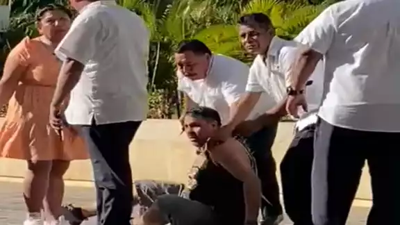 El conductor fue sometido por varios taxistas cuando daba servicio en Cancún El conductor fue sometido por varios taxistas cuando daba servicio en Cancún