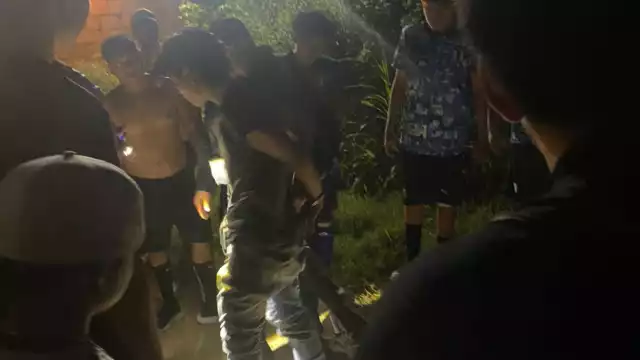 Vecinos de la Región 227 enfrentaron a dos delincuentes, quienes en una motocicleta intentaron asaltar a un joven