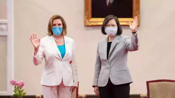El avión que transporta a la presidenta de la Cámara de Representantes de EU, Nancy Pelosi, despegó del aeropuerto Songshan de Taipéi El avión que transporta a la presidenta de la Cámara de Representantes de EU, Nancy Pelosi, despegó del aeropuerto Songshan de Taipéi