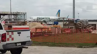 La nave llegó con 57 pasajeros, que esperaron casi una hora en el interior de la misma, hasta que les ofrecieron trasladarlos a Cancún por carretera