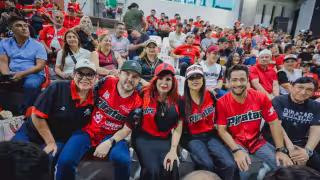 Layda Sansores recibe gritos de “fuera” en estadio de los Piratas de Campeche