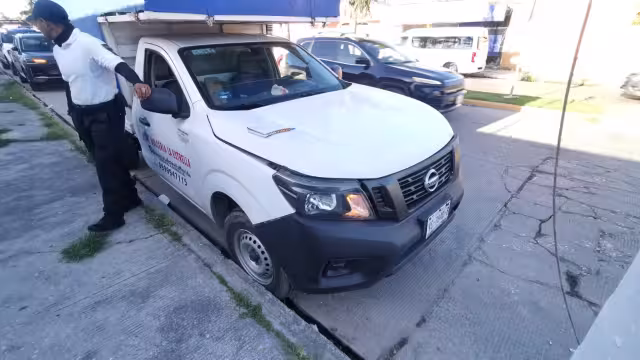 Dos jóvenes en motocicleta fueron impactados de frente por una camioneta