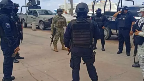 Elementos de la Guardia Nacional en Cozumel aseguraron la mochila que cuyo interior había un paquete con droga Elementos de la Guardia Nacional en Cozumel aseguraron la mochila que cuyo interior había un paquete con droga