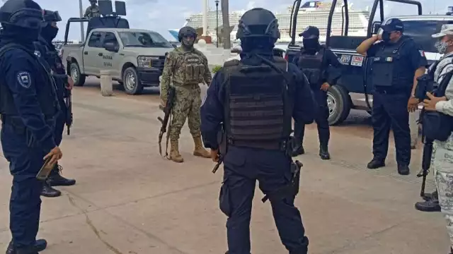 Elementos de la Guardia Nacional en Cozumel aseguraron la mochila que cuyo interior había un paquete con droga