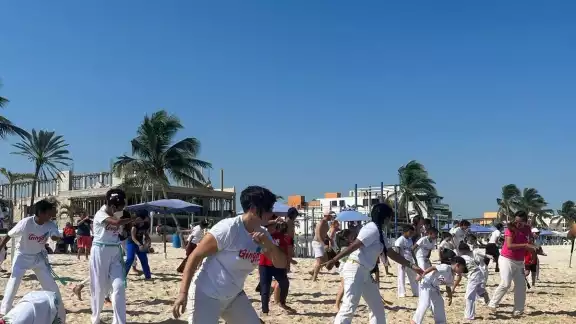 Jóvenes y adultos practicaron Capoeira en la playa de Progreso Jóvenes y adultos practicaron Capoeira en la playa de Progreso