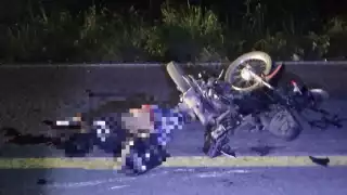 Uno de los cuerpos terminó en el pavimento, luego del impacto