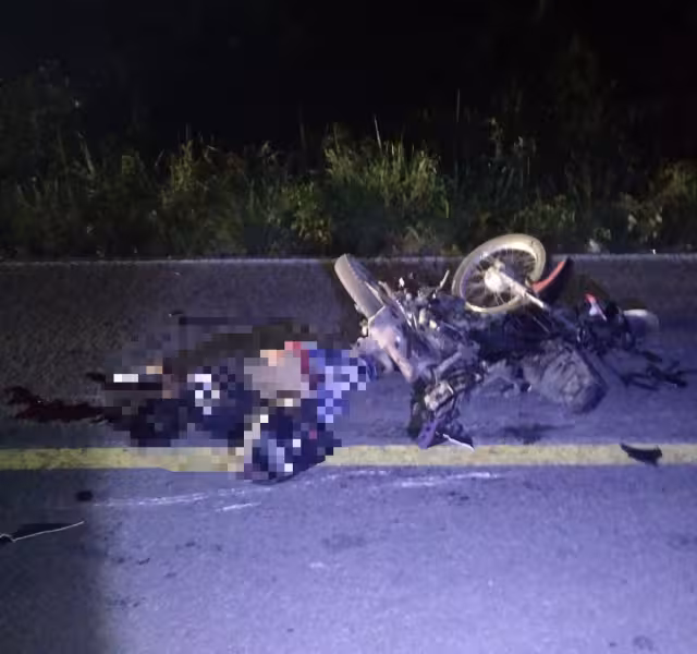 Uno de los cuerpos terminó en el pavimento, luego del impacto