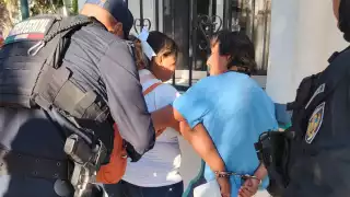 Pareja es detenida en la Región 237 de Cancún por consumir alcohol en vía pública frente a menores