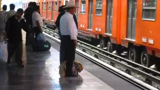 La Línea B del Metro registró un desperfecto, por lo que tuvo que sus pasajeros fueron desalojados por personal del SCT