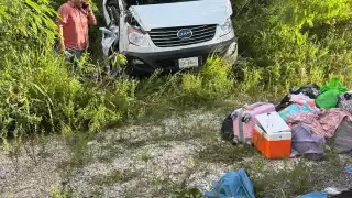 Reportan fuerte accidente en el municipio de Bacalar con saldo de 11 personas lesionadas