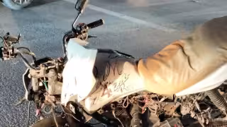 Motociclista queda grave tras choque con taxi en la López Portillo en Cancún; conductor intentó escapar