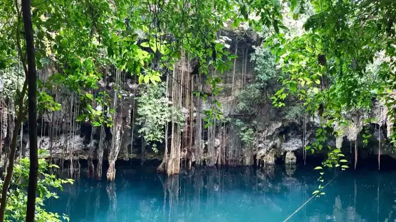 El cenote de Yokdzonot se trata de un cuerpo de agua con 40 metros de ancho y una profundidad de hasta 45 metros