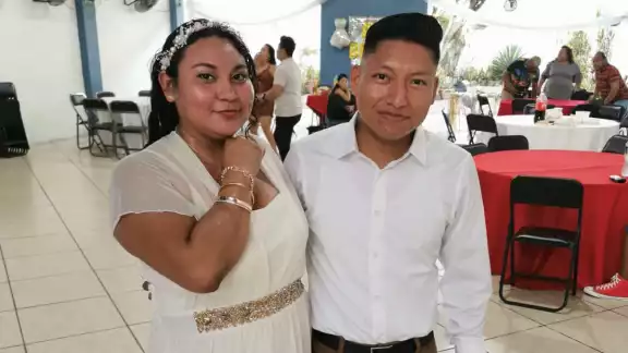 La joven pareja recibió el amor de toda la ciudad en el inicio de su vida juntos. La joven pareja recibió el amor de toda la ciudad en el inicio de su vida juntos.