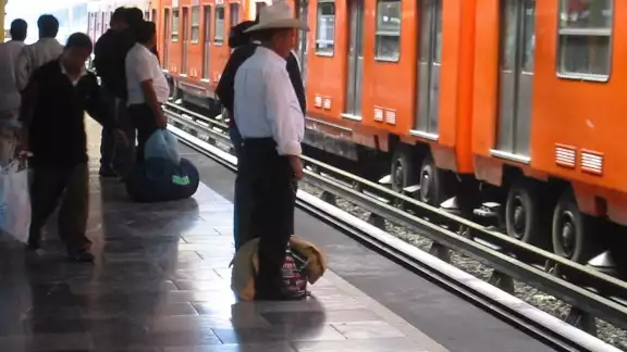 La Línea B del Metro registró un desperfecto, por lo que tuvo que sus pasajeros fueron desalojados por personal del SCT La Línea B del Metro registró un desperfecto, por lo que tuvo que sus pasajeros fueron desalojados por personal del SCT