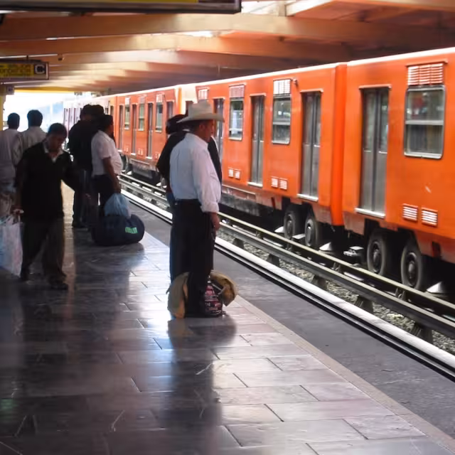 La Línea B del Metro registró un desperfecto, por lo que tuvo que sus pasajeros fueron desalojados por personal del SCT