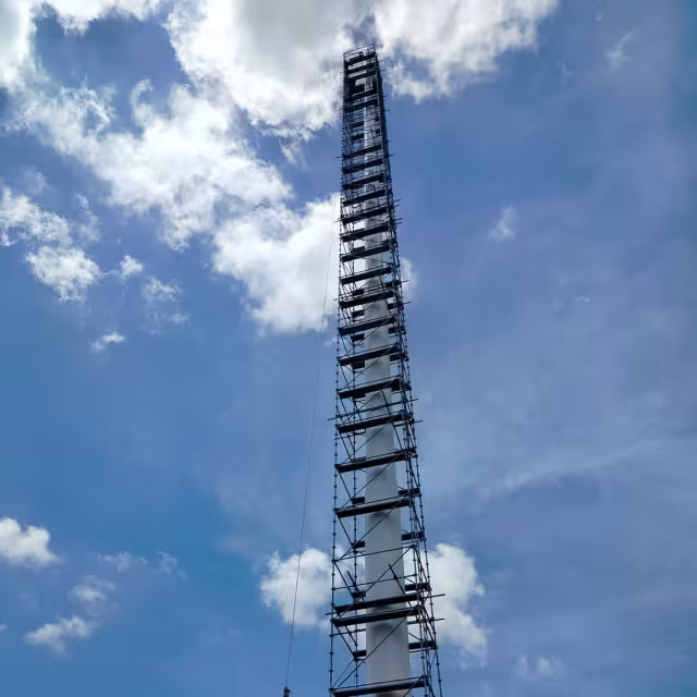 El mástil de la bandera monumental recibió mantenimiento durante semanas.