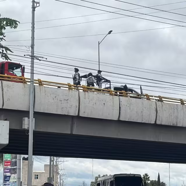 El hecho se registró en un puente elevado de Celaya