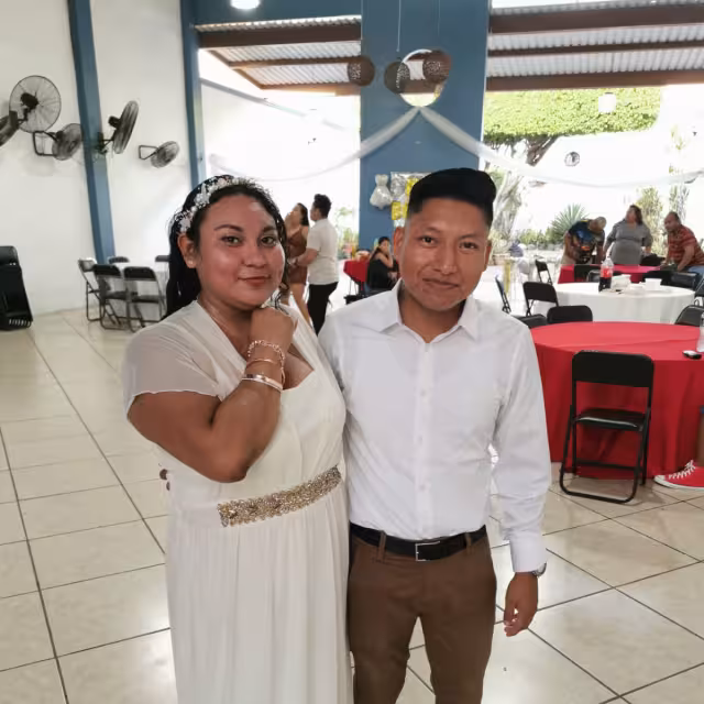 La joven pareja recibió el amor de toda la ciudad en el inicio de su vida juntos.