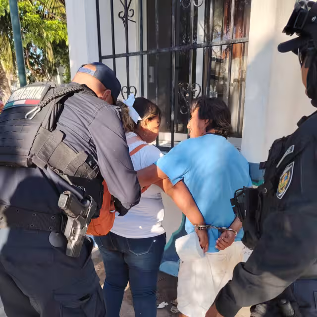 La pareja fue detenida por elementos policiacos.