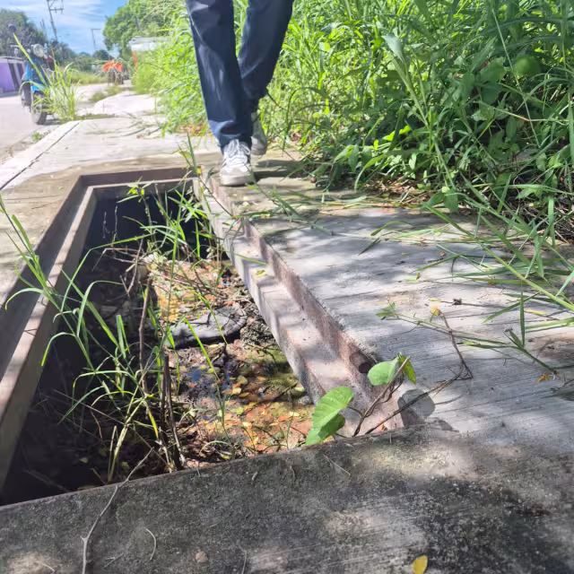 En varios puntos de Champotón, los registros de drenaje sobre banquetas permanecen abiertos y sin atención, pese a los reportes ciudadanos.