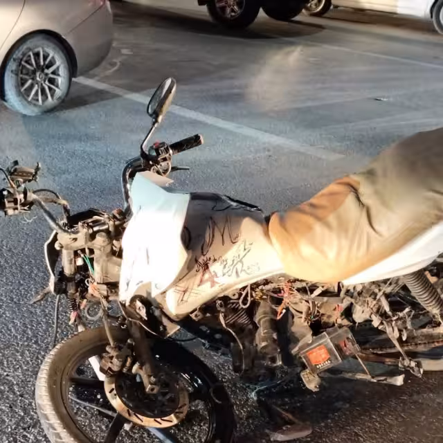 La motocicleta quedó dañada por completo tras el impacto.