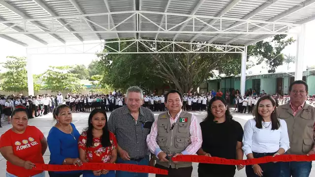 El funcionario constató las mejoras que se realizaron al colegio con el recurso que les fue asignado