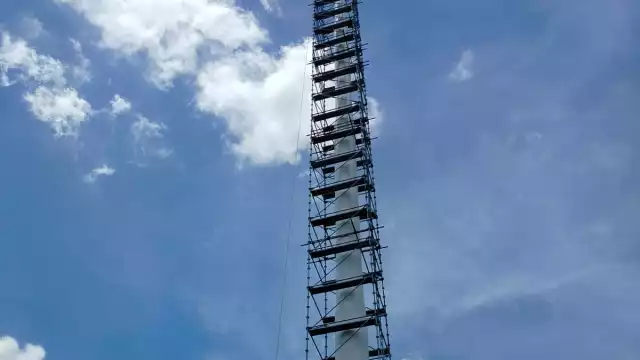 El mástil de la bandera monumental recibió mantenimiento durante semanas.