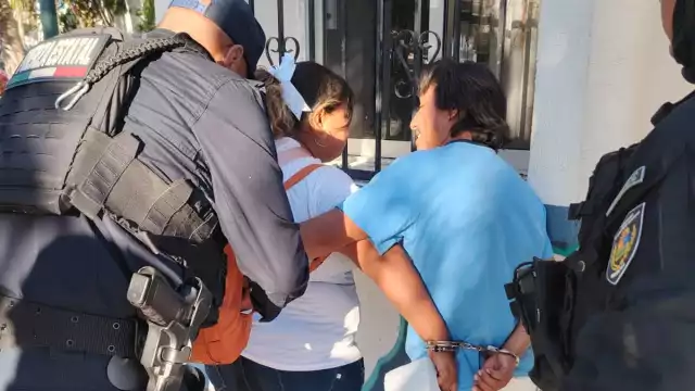 La pareja fue detenida por elementos policiacos.