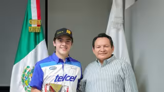 Carlos Novelo recibe reconocimiento del gobernador Joaquín Díaz Mena tras victoria en Trucks México Series