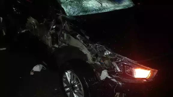 El automóvil quedó destrozado por la parte frontal tras el impacto