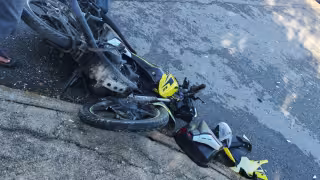 Motociclista resulta gravemente lesionado tras chocar contra un automóvil en Playa del Carmen