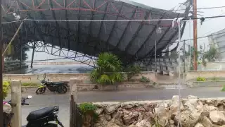 Las autoridades del puerto indicaron que en breve  acordonaron el área para evitar algún riesgo mayor