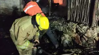 Incendio acaba con casa de guano en la colonia Padre Eterno, en Tekax