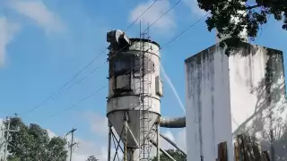 El humo que cubría el depósito de la maderera alertó a personal del Parque Industrial de Huay Pix