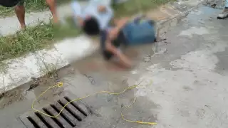 Policías municipales llegaron al lugar y luego de dispersar a los enardecidos vecinos trasladaron a los delincuentes a los separos