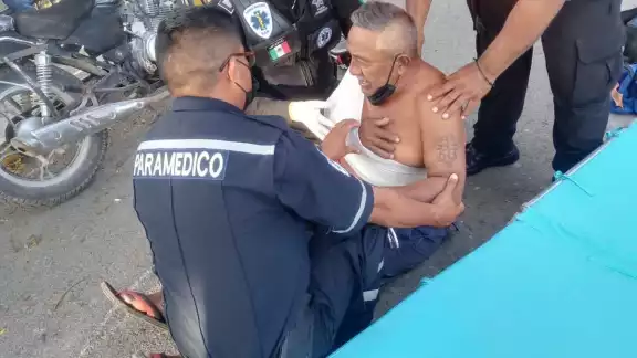 Motociclista pierde el control por culpa de un balón de básquetbol en Dzidzantún Motociclista pierde el control por culpa de un balón de básquetbol en Dzidzantún