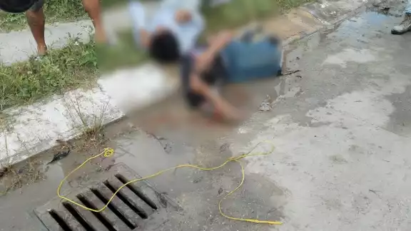 Policías municipales llegaron al lugar y luego de dispersar a los enardecidos vecinos trasladaron a los delincuentes a los separos Policías municipales llegaron al lugar y luego de dispersar a los enardecidos vecinos trasladaron a los delincuentes a los separos
