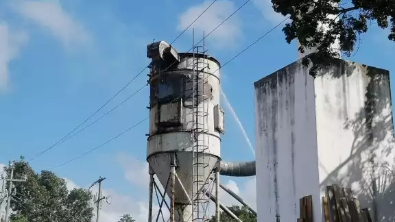 El humo que cubría el depósito de la maderera alertó a personal del Parque Industrial de Huay Pix El humo que cubría el depósito de la maderera alertó a personal del Parque Industrial de Huay Pix