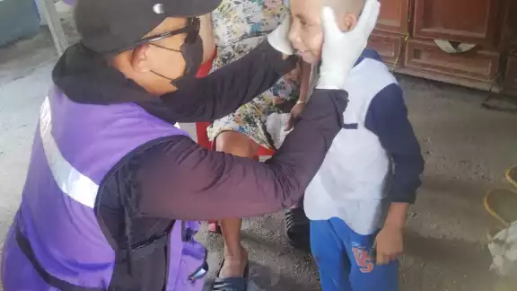 Los paramédicos determinaron que la mujer y su hijo no presentaban lesiones graves Los paramédicos determinaron que la mujer y su hijo no presentaban lesiones graves