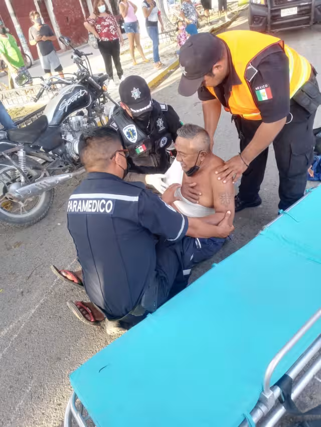 Motociclista pierde el control por culpa de un balón de básquetbol en Dzidzantún