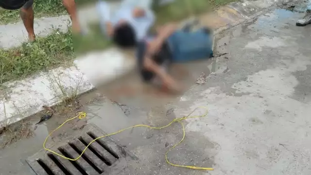 Policías municipales llegaron al lugar y luego de dispersar a los enardecidos vecinos trasladaron a los delincuentes a los separos