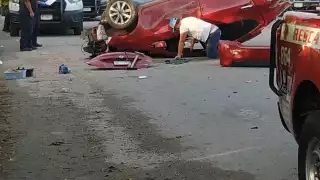 Afortunadamente, el conductor no resultó con heridas graves, por lo que pudo salir por su propio del automóvil