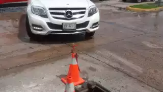 Por fortuna, no se suscitó ningún accidente y hoy la alcantarilla se encuentra delimitada por unos conos