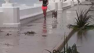 En la rampa de Sedena el mar sacó cantidad de piedras tras el oleaje