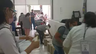 El persona estibó los paquetes recibidos este viernes