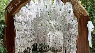 Los fieles colocan su petición en un listón blanco y lo colocan en el santuario para la virgen desatadora de nudos