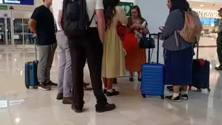 Reciben con pancartas y abrazos a padre de familia después de 4 años en aeropuerto de Mérida